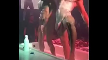 Preview 2 of Sexy Milf Giving A Handjob7 - Mostrando o pau na balada