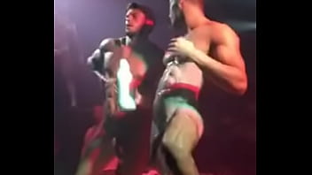 Preview 1 of Sexy Milf Giving A Handjob7 - Mostrando o pau na balada