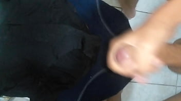 Preview 2 of Www Yuopor Indo Com - Le robo ropa interior a mi tia y aproveche a usarlas en su propio ba&ntilde_o antes que se diera cuenta