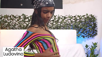 Preview 1 of Dating Villa - Ela &eacute_ pequena mas aguenta cada coisa enorme