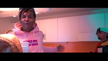 Preview 2 of Hidden Poli - Raffa Moreira em um gangbang com os mano