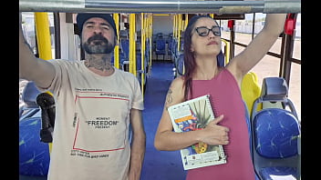 Preview 2 of Anemals Xxx Videobangl - Estudande sendo encoxada por velho no onibus em publico!