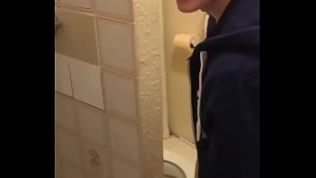 Preview 4 of Kissing Bobs Suck - Muleke dando uma mijada gostosa 2