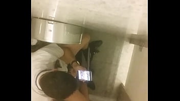 Preview 2 of So Sexxy - Vendedor hetero gozando no shoping