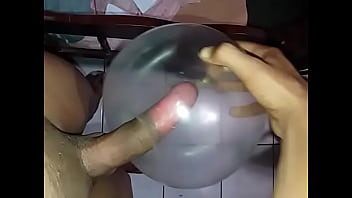 Preview 2 of Dasi Big Aas Xxx - Gozando em um cuzinho de camisinha