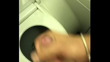 Preview 3 of Old Man And Gel 12yar Sex Xxx - Lucazzo si fa una sega nel bagno dell&#039_aereo
