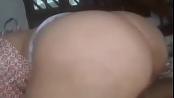Preview 3 of Mom And Sister Beautiful Porn - Esse neg&atilde_o sabe deixar a esposa e o corno satisfeitos