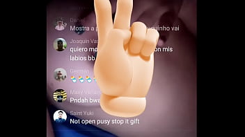 Preview 2 of And Retro - Novinha mostrando os peitos na live