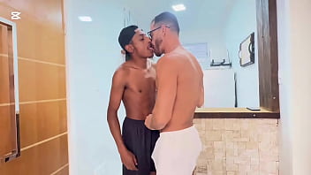 Preview 2 of Beautiful Young Russia Porn - Tava de boas fazendo uma corrida na Paulista,  fui entrar no app de pegacao pra aliviar o tesao,  encontrei um puto,  louco pra tomar rola,  corri at&eacute_ o ape dele !!!
