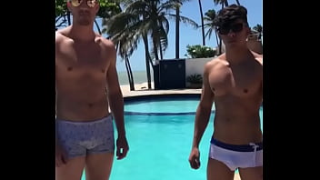 Preview 4 of Mama Handjop Porn - Modelo novinho de sunga branca