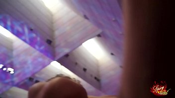 Preview 3 of Xxxw Xw - Maiale sulle scale - Capitano Eric e Miguel domano le due gattine Mary Rider e Greis Kelly poi se le scopano in mezzo al pubblico