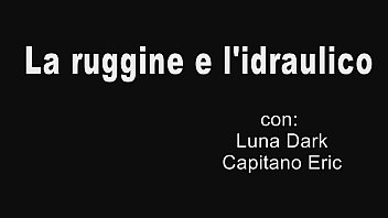 Preview 1 of Bwf Woman - La ruggine e l&#039_idraulico,  casalinga porca spompina e si scopa l&#039_idraulico che per&ograve_ resta concentrato sul suo lavoro (Capitano Eric,  Luna Dark)