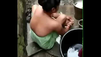 Preview 1 of Club Sexe - Bhabhi bathing video