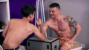 Preview 2 of Corridas En La Boca - Arm Wrestling: The Looser Gives his Ass!