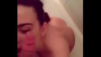 Preview 1 of Hidden Showqer - Suce sous la douche
