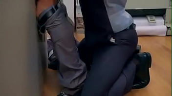 Preview 2 of X X X Bife Video - Dos machos la pasan bien en la oficina