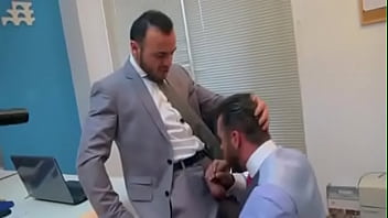Preview 1 of X X X Bife Video - Dos machos la pasan bien en la oficina