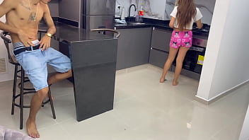 Preview 1 of Goans Sex - Mi timida hermanastra me sorprende masturbandome en la cocina mientras prepara el desayuno.