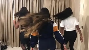 Preview 2 of 15tai Ongon Ohin - Ludmilla rebolando com mais duas dan&ccedil_arinas