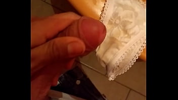 Preview 1 of Pissclip 2 - Gozando na calcinha