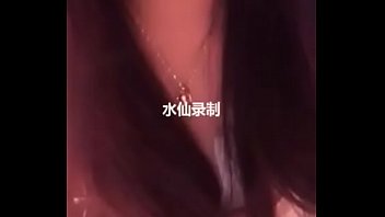Preview 2 of Mom And Son Karala India - 咩女网红在开房的酒店里直播唠嗑，还露出了性感的大奶子
