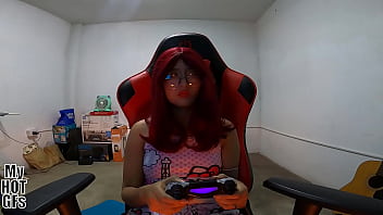 Preview 1 of Czecs Babe - Mientras Kelly se divierte con los videojuegos,  yo me divierto llen&aacute_ndole el co&ntilde_ito de leche