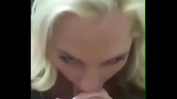 Preview 2 of Sarah Azari Porn - Como la chupa es increible