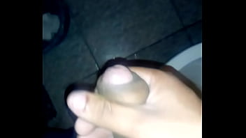 Preview 1 of Olga Chocolate Katysheva - Batendo uma no banheiro do barzinho