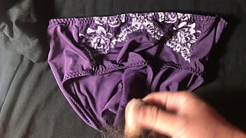 Preview 2 of Girl Forced To Boy Sex - 射在紫色原味純棉內褲上 觸感味道都很棒 尿味重