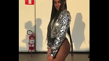 Preview 2 of Butt Fast Girl - Cantora Iza mostrando sua bunda grande e gostosa