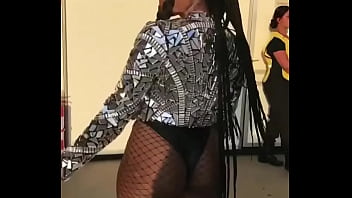 Preview 3 of Butt Fast Girl - Cantora Iza mostrando sua bunda grande e gostosa