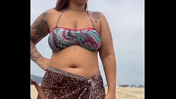 Preview 2 of Xxx Cow Video - FIQUEI PELADINHA NA PRAIA NA FRENTE DO CARA,  ELE FICOU DE PAU DURO,  E EU DEI UMA PEGADINHA NO PAU