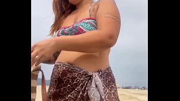 Preview 1 of Xxx Cow Video - FIQUEI PELADINHA NA PRAIA NA FRENTE DO CARA,  ELE FICOU DE PAU DURO,  E EU DEI UMA PEGADINHA NO PAU