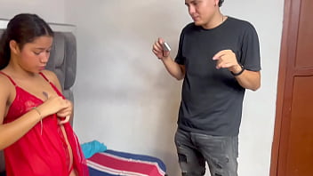 Preview 3 of Abella Danger Strap On Sex - Pareja de hermanastros latinos tienen relaciones sexuales por primera vez a escondidas de sus padrastros. Se corre en su boca.