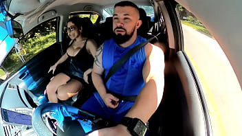Preview 2 of Mature Bhabhi - Passageira Safada no Uber deixou Motorista Louco