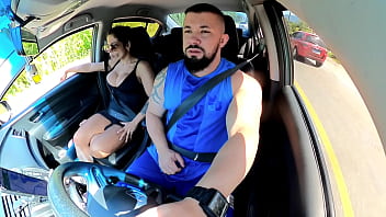 Preview 1 of Mature Bhabhi - Passageira Safada no Uber deixou Motorista Louco