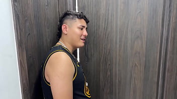 Preview 1 of Her Shaved - Mi sexy hermanastra me coquetea con su sexy culo cuando hace aseo.