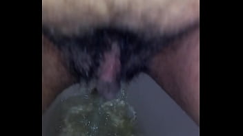 Preview 2 of King Muslim - Bucetuda peluda mijando,   pee,  pissing