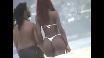Preview 1 of Best Deepthro - Mulata de fio dental branco na praia.