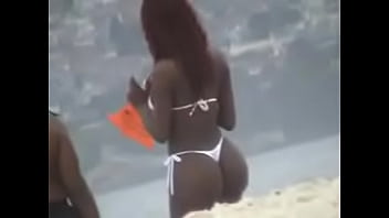 Preview 4 of Best Deepthro - Mulata de fio dental branco na praia.