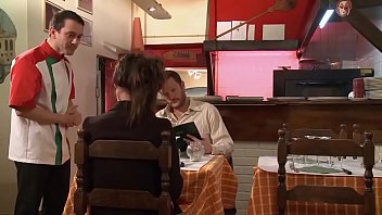 Preview 1 of Teen Bbc Orgasm - La stagiaire encul&eacute_ par le pizzaiolo et son patron.