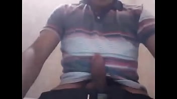 Preview 1 of Pakistan Big Girl Sex Movie - TIPO SE MASTURBA EN FRENTE DE TODOS POR WEBCAM