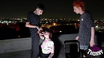 Preview 1 of Rslmhrfsl - Vizinha safada estava fazendo live ao ar livre e acabou fodendo com dois desconhecidos no pelo