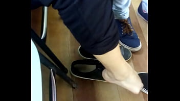 Preview 2 of Tube Porn Hbbwvintage - Garota gostosa exibindo o pezinho sedutor