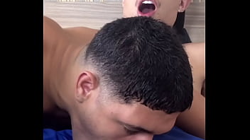 Preview 2 of Clyde Ohio - O ABELHINHA CHUPA A CABE&Ccedil_A DA ROLA BEM GOSTOSO