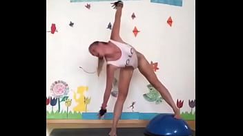 Preview 3 of Old Aunty Body Massage - LOIRA FAZENDO GINASTICA NA ACADEMIA