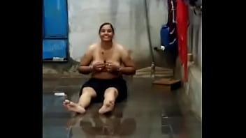 Preview 2 of Porno Milf Hotel - Nude seema in rain