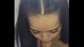 Preview 4 of Pure Xxx Video Mother - Essa novinha Debora Prado me d&aacute_ um boquete enquanto meche no celular