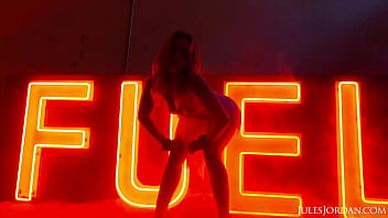Preview 2 of Des Mom3 - JulesJordan.com - Anna Claire Clouds Dark Side - Part 2: Anna&#039_s First Dp