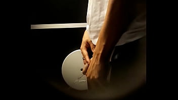 Preview 2 of Datings 54 - Boy mijando e ficando de pau duro